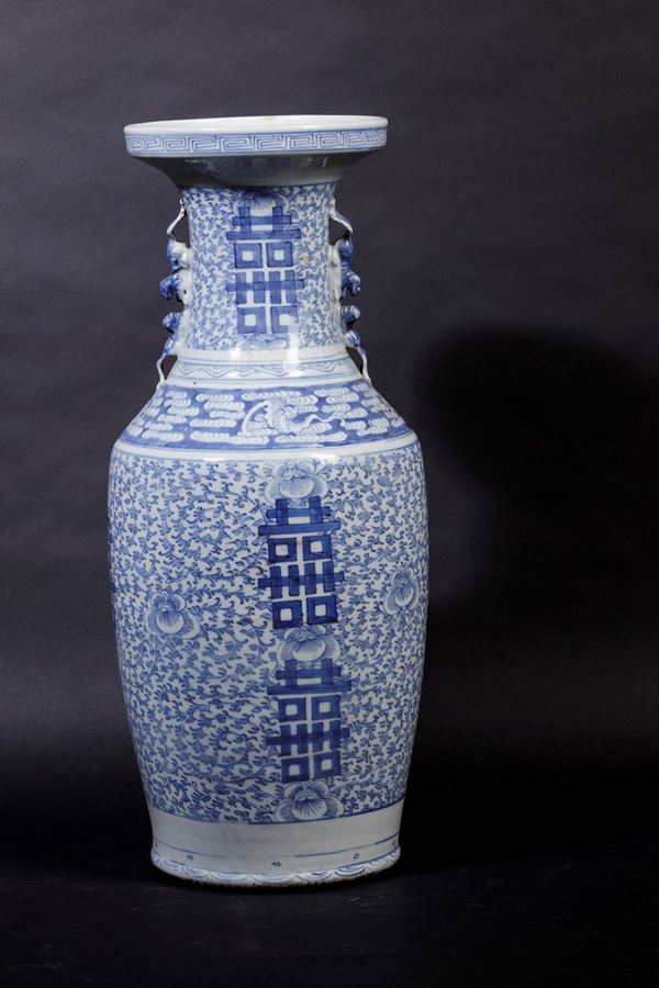 Vaso in porcellana bianca e blu con decoro a racemi vegetali, simboli e figure di draghetto a rilievo, Cina, Dinastia Qing, XIX secolo