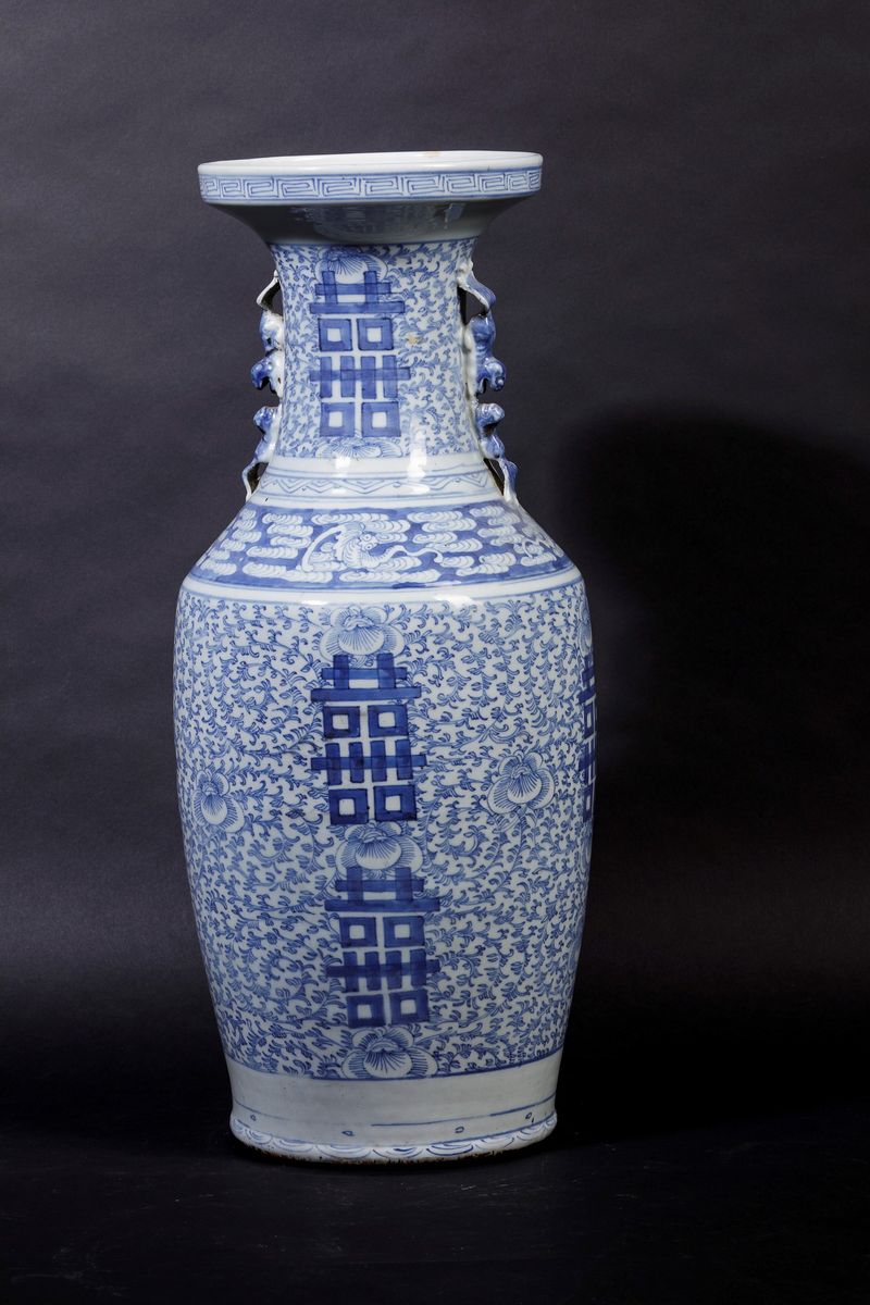 Vaso in Porcellana Bianca e Blu con Decoro a Racemi Vegetali, Simboli e Figure di Draghetto a Ril...