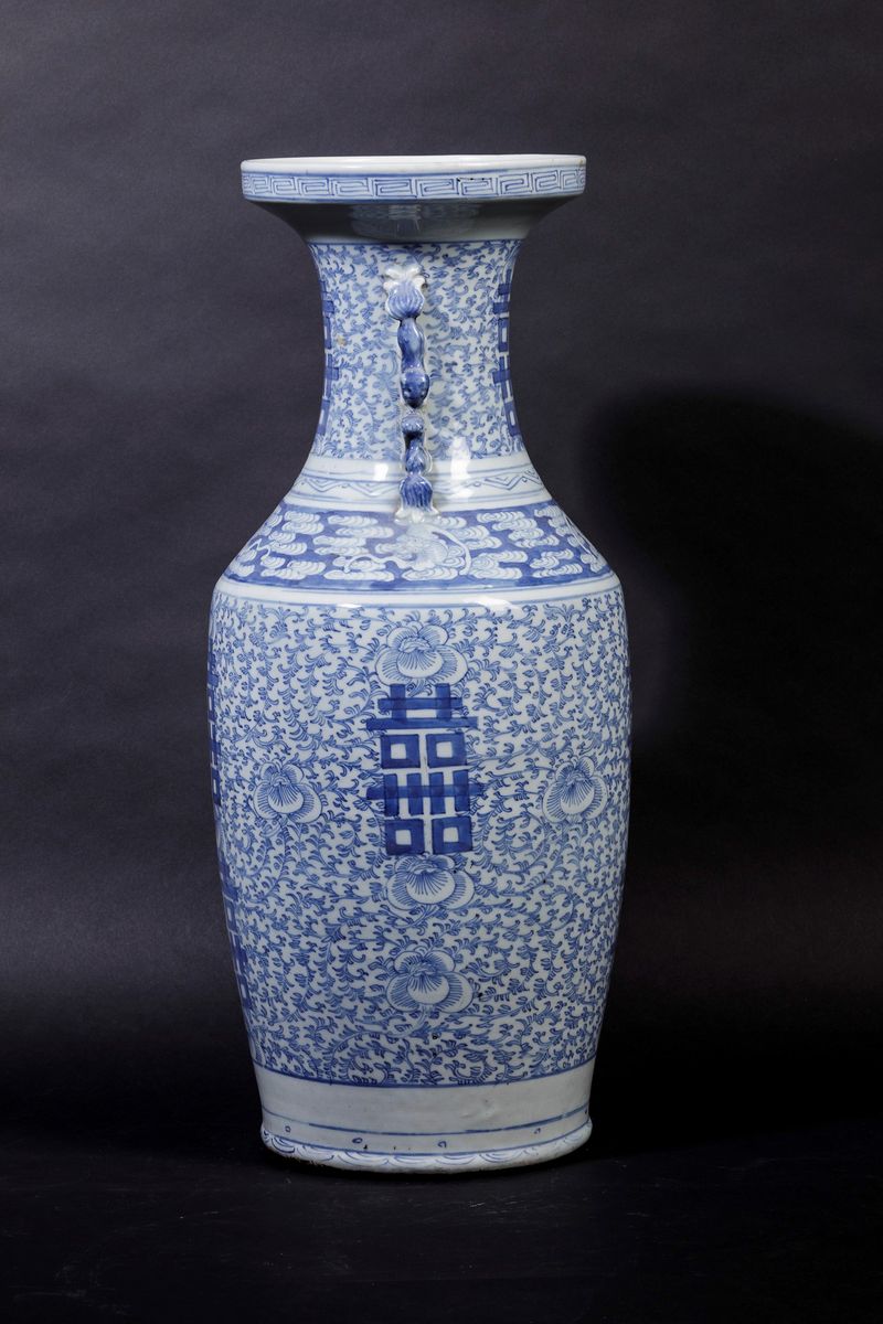 Vaso in Porcellana Bianca e Blu con Decoro a Racemi Vegetali, Simboli e Figure di Draghetto a Ril...