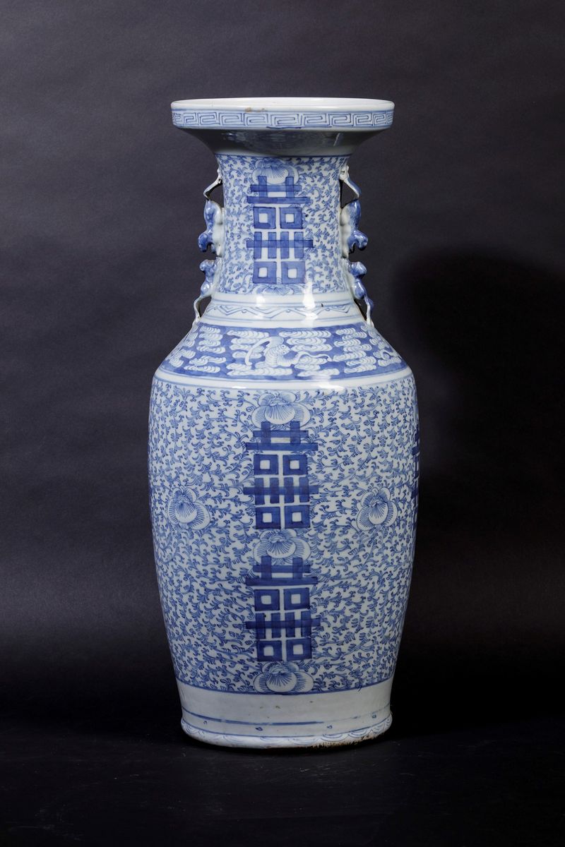 Vaso in Porcellana Bianca e Blu con Decoro a Racemi Vegetali, Simboli e Figure di Draghetto a Ril...
