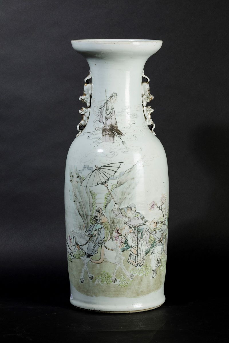 Vaso in Porcellana a Smalti Policromi con Scena di Vita Comune Entro Paesaggio, Iscrizione e Anse...
