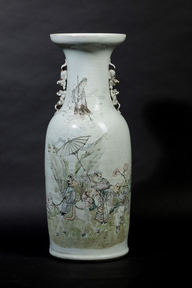 Vaso in Porcellana a Smalti Policromi con Scena di Vita Comune Entro Paesaggio, Iscrizione e Anse...