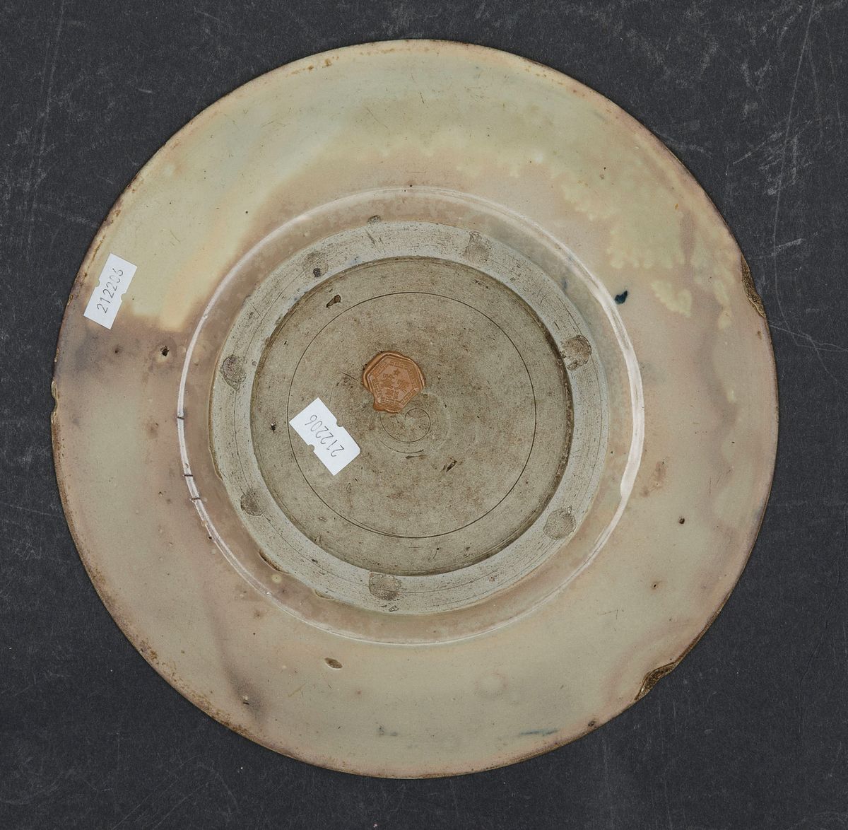 Piatto in Grès Smaltato con Figura di Carpa e Decori Geometrici, Sud Est Asiatico, XIX Secolo