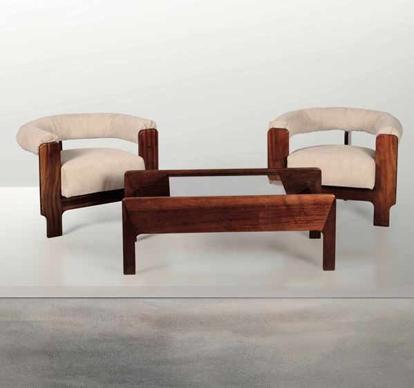 Set composto da coppia di poltrone e tavolo basso con struttura in legno, rivestimento in tessuto e piano in cristallo molato.