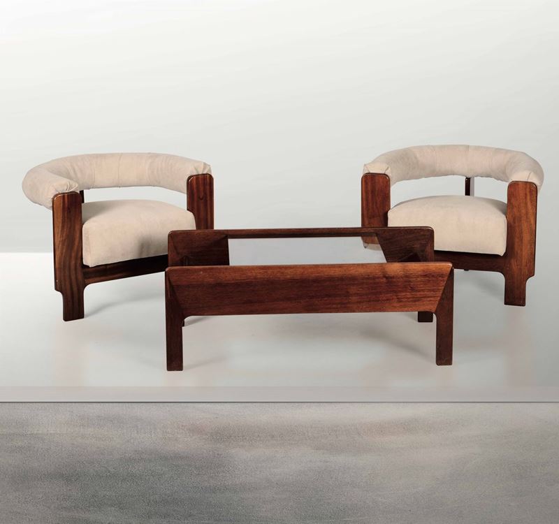Set composto da coppia di poltrone e tavolo basso con struttura in legno, rivestimento in tessuto e piano in cristallo molato.  - Auction Design - Cambi Casa d'Aste