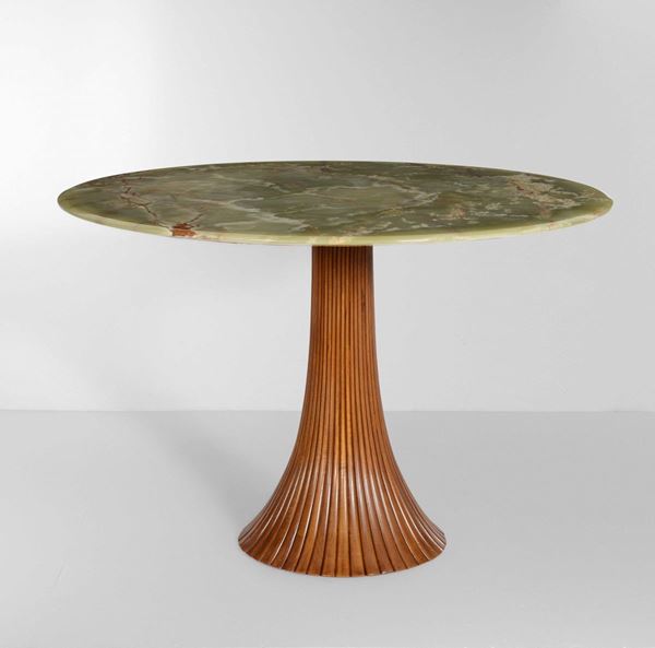Tavolo rotondo con struttura in legno lavorato e piano in onice.