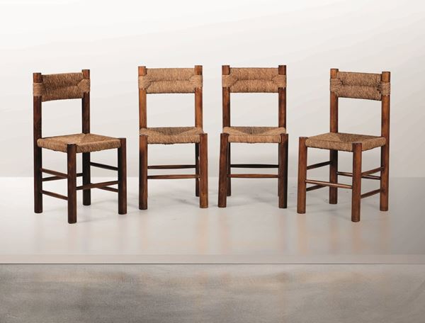 Quattro sedie con struttura in legno e rivestimento in corda intrecciata.
