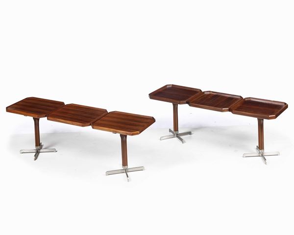 Coppia di tavoli bassi con struttura e piani in legno e sostegni in metallo nichelato.