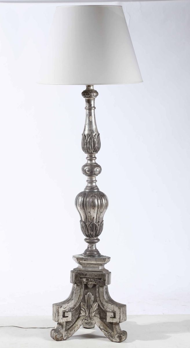 Lampada da terra in legno intagliato, XVIII secolo  - Auction Antiques | Time Auction - Cambi Casa d'Aste