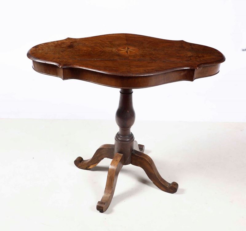 Tavolo a biscotto lastronato ed intarsiato sul piano, XX secolo  - Auction Antiques | Time Auction - Cambi Casa d'Aste