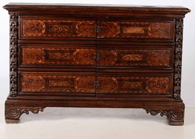 Comò a tre cassetti in legno intagliato ed intarsiato, XVIII secolo