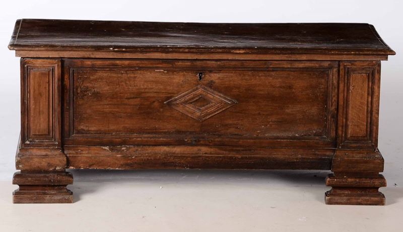 Cassapanca intagliata in noce, XVIII secolo  - Auction Furniture | Cambi Time - Cambi Casa d'Aste