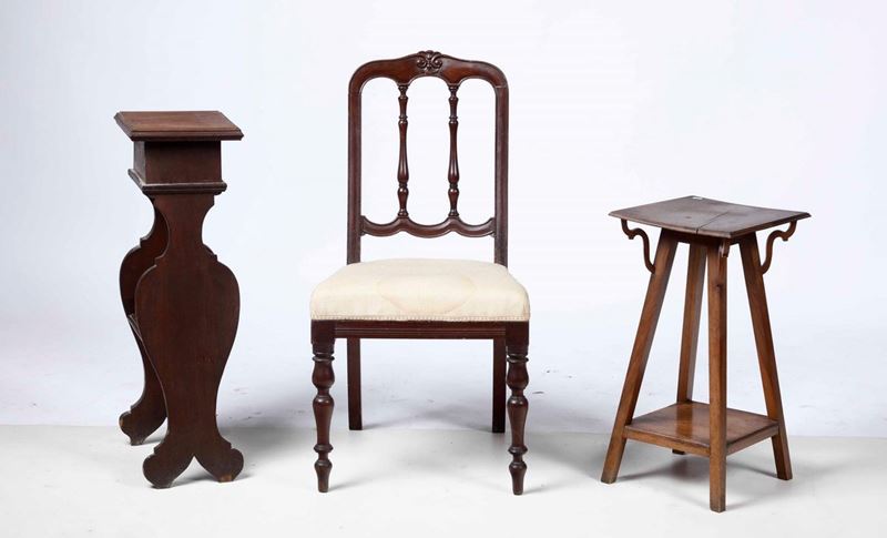 Lotto composto da sedia con seduta imbottita e due trespoli portavaso  - Auction Antiques | Time Auction - Cambi Casa d'Aste