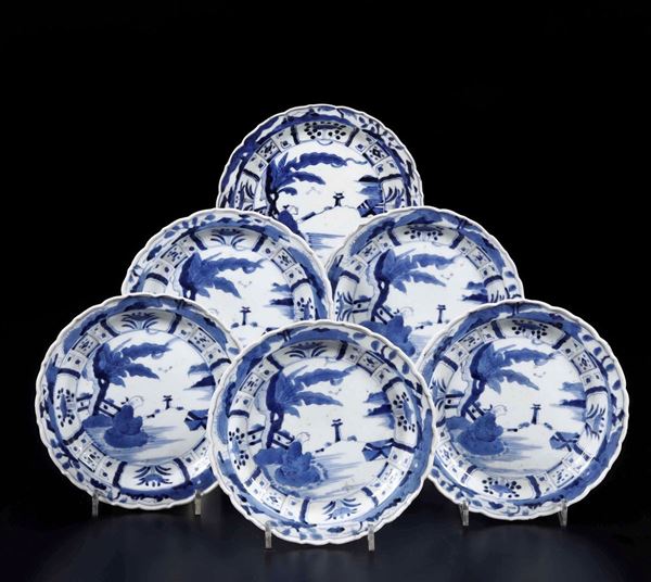 Sei piatti in porcellana bianca e blu con figure di saggi entro paesaggio e soggetti naturalistici, Cina, Dinastia Qing, epoca Kangxi (1662-1722)