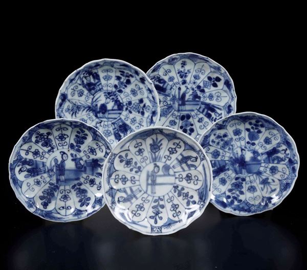 Cinque piattini in porcellana bianca e blu con personaggi e decori floreali, Cina, Dinastia Ming, epoca Wanli (1573-1619)