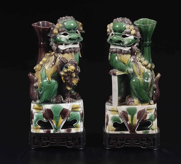 Coppia di candelieri a guisa di leoni in porcellana policroma a smalti Sancai, Cina, Dinastia Qing, epoca Kangxi (1661-1722)