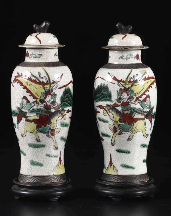 Coppia di vasi in porcellana craquelÃ¨ con scene di battaglia e fasce in grÃ¨s sulla spalla e il piede, Cina, Dinastia Qing, fine XIX secolo