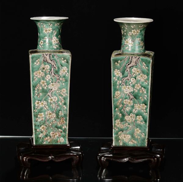 Coppia di vasi in porcellana Famiglia Verde con decoro di fiori di pesco, Cina, Dinastia Qing, XIX secolo