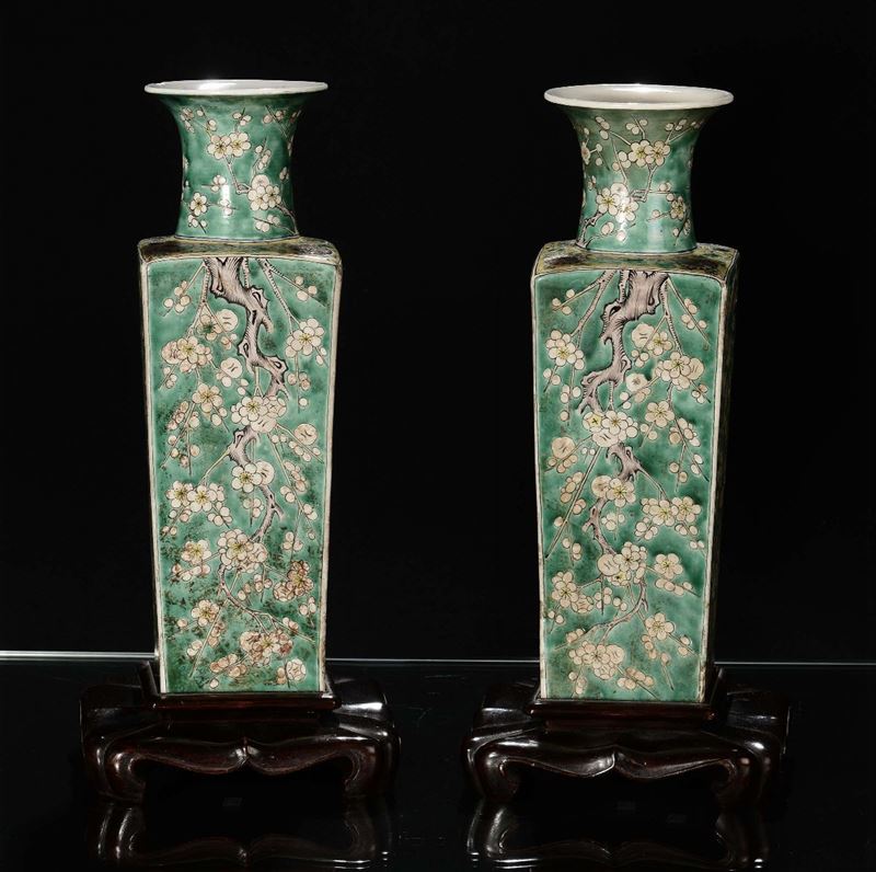 Coppia di vasi in porcellana Famiglia Verde con decoro di fiori di pesco, Cina, Dinastia Qing, XIX secolo  - Asta Arte Orientale | Virtual - Cambi Casa d'Aste