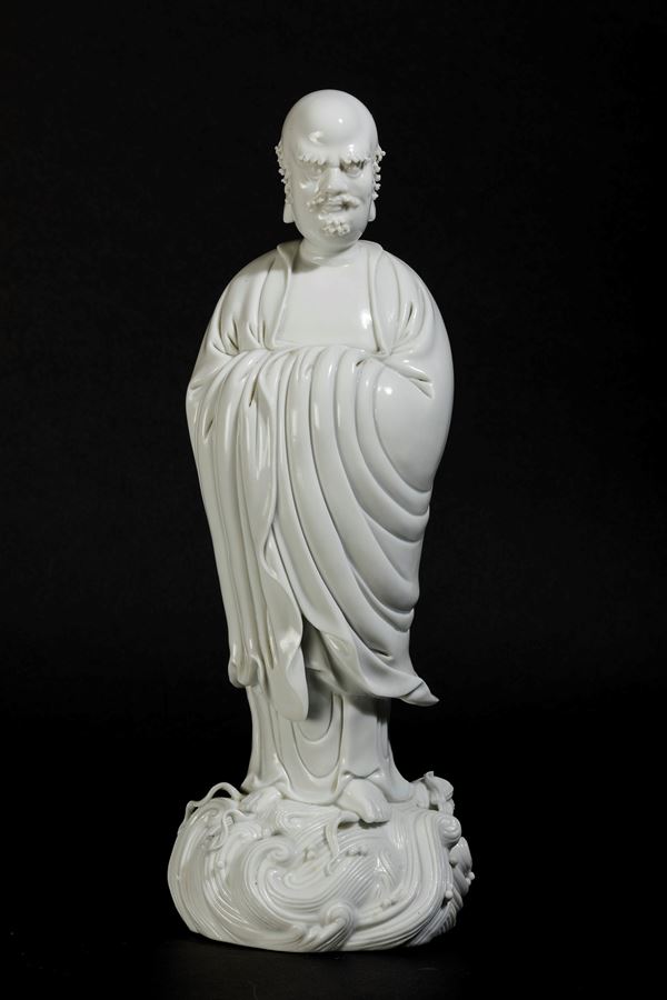 Figura di saggio stante in porcellana Blanc de Chine Dehua, Cina, Dinastia Qing, XVIII secolo