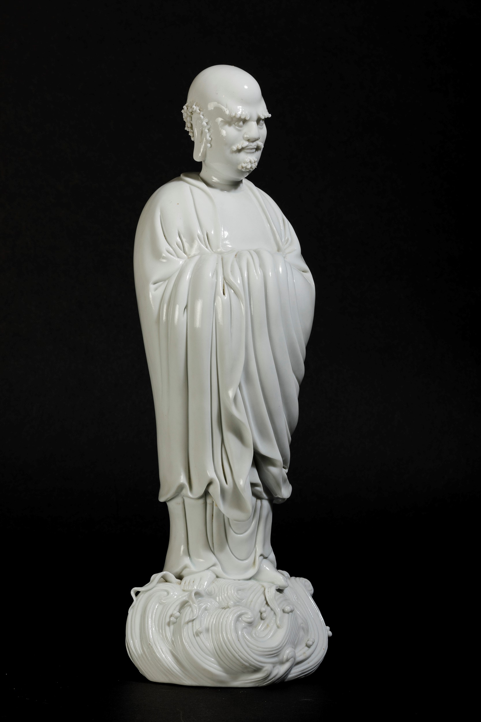 Figura di Saggio Stante in Porcellana Blanc De Chine Dehua, Cina, Dinastia Qing, XIX Secolo