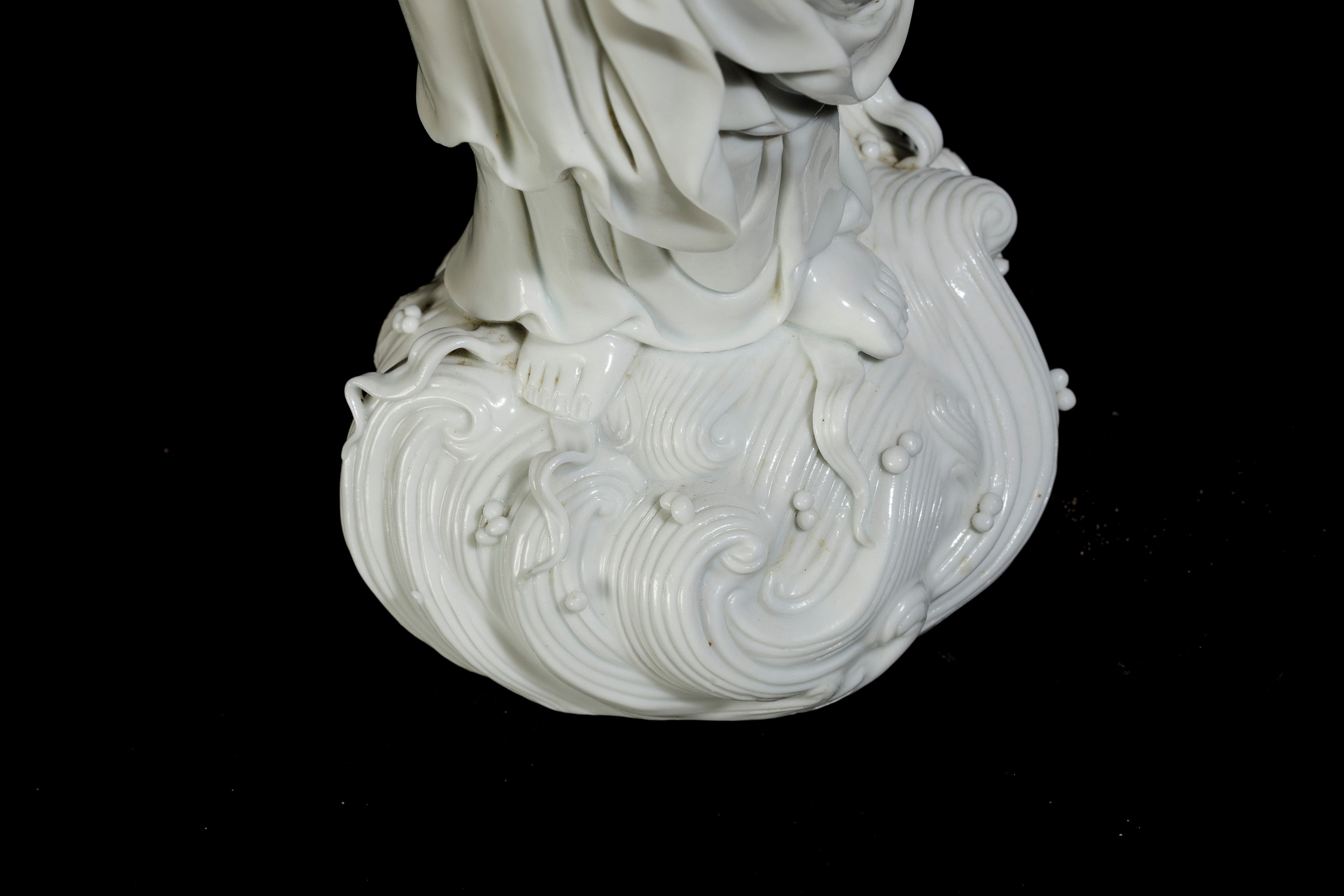 Figura di Saggio Stante in Porcellana Blanc De Chine Dehua, Cina, Dinastia Qing, XIX Secolo