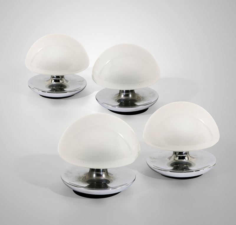 Quattro lampade da tavolo con struttura in metallo cromato e diffusori in vetro opalino.  - Asta Design Lab - Cambi Casa d'Aste