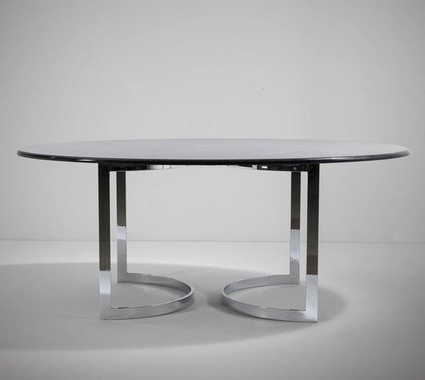 Tavolo con sostegni in metallo cromato e piano in marmo.