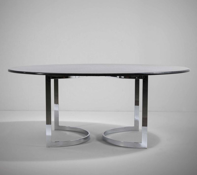 Tavolo con sostegni in metallo cromato e piano in marmo.  - Auction Design - Cambi Casa d'Aste