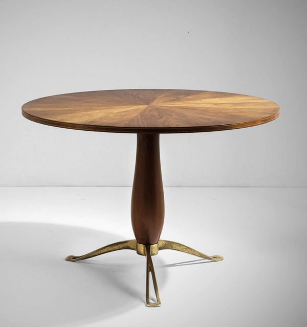 Tavolo rotondo con struttura e piano in legno, sostegni in fusione di ottone.