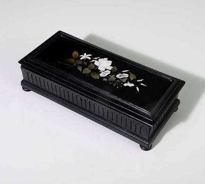 Cofanetto Ebanizzato con Commesso Floreale in Marmo Nero. Firenze XIX-XX Secolo