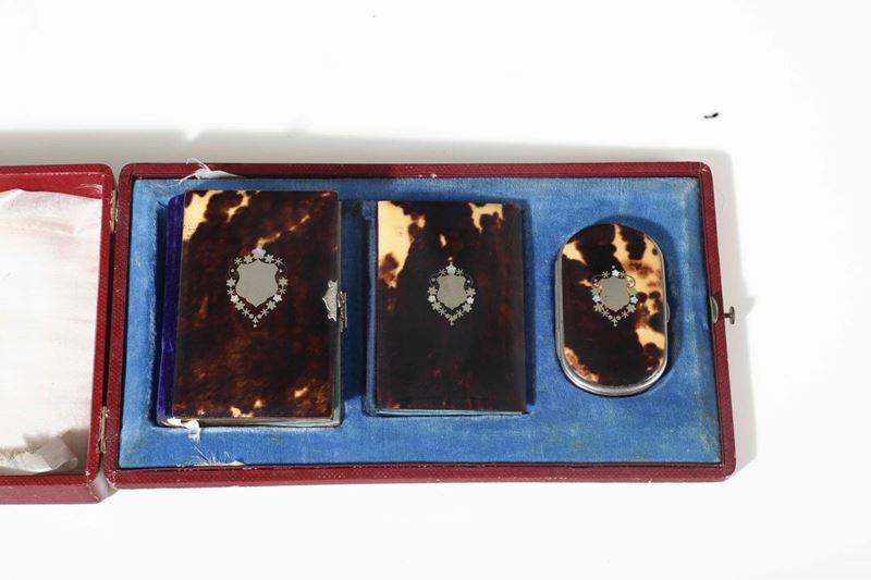Set comprendente un carnet, un borsellino e un breviario in tartaruga. Europa XIX-XX secolo  - Auction Silvers and Object de Vertu - Cambi Casa d'Aste