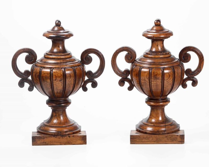 Coppia di vasi biansati in legno intagliato, XIX secolo  - Auction Fine Art September | Timed Auction - Cambi Casa d'Aste