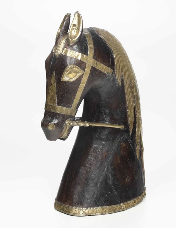 Testa di cavallo in legno dipinto e dorato, XX secolo