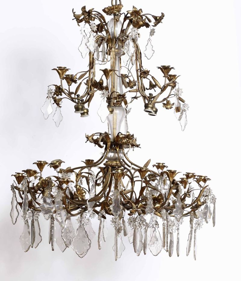 Lampadario in bronzo dorato a fiori e pendenti in vetro, XIX secolo  - Auction Artworks and Furniture from Lombard private Mansions - Cambi Casa d'Aste