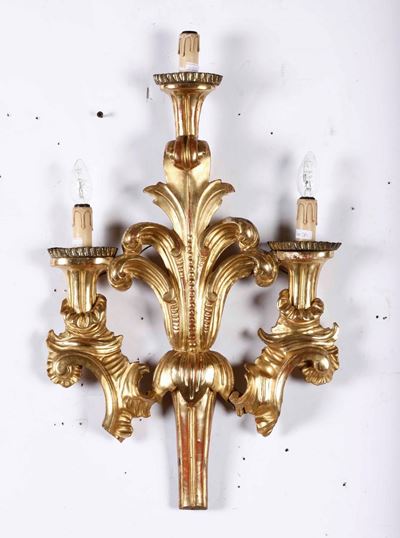 Applique Dorata a Tre Luci in Legno Intagliato e Dorato
