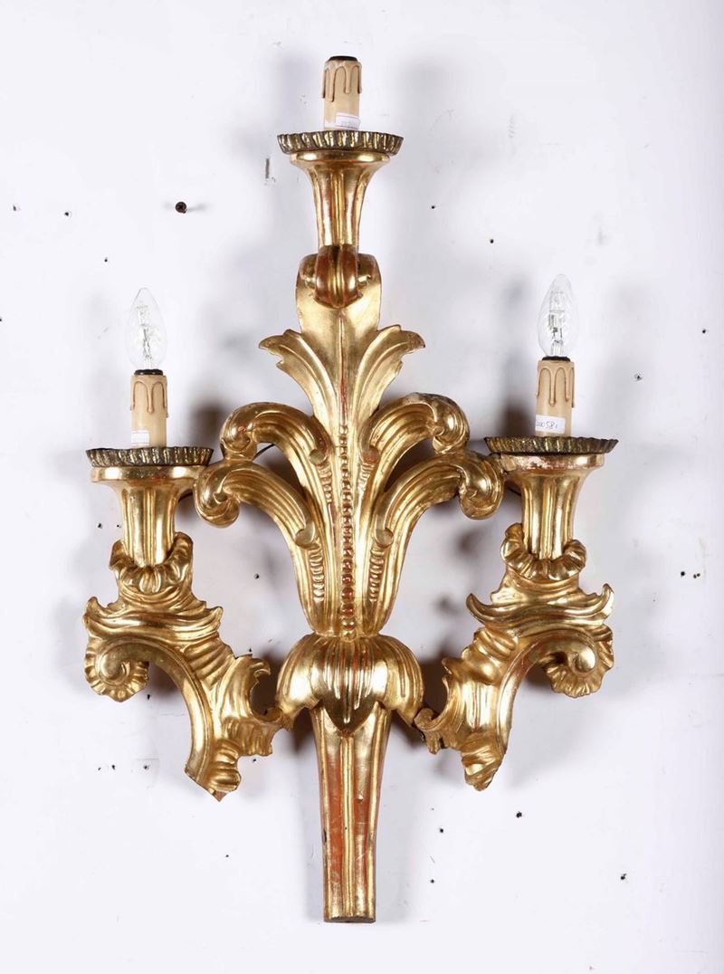 Applique dorata a tre luci in legno intagliato e dorato  - Asta Antiquariato | Asta a Tempo - Cambi Casa d'Aste