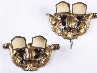 Coppia di Appliques Dorate a Due Luci in Legno Intagliato e Dorato