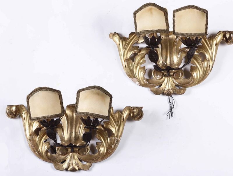 Coppia di appliques dorate a due luci in legno intagliato e dorato  - Auction Antiques | Time Auction - Cambi Casa d'Aste