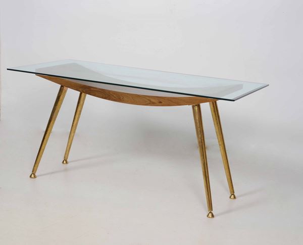 Tavolo rettangolare con sostegni in ottone, struttura in legno e piano in vetro