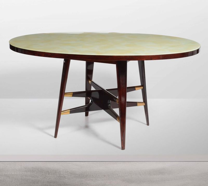 Tavolo con struttura in legno, piano in vetro e dettagli in ottone.  - Auction Design - Cambi Casa d'Aste