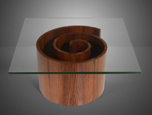 Tavolo basso con struttura in legno e piano in cristallo molato.