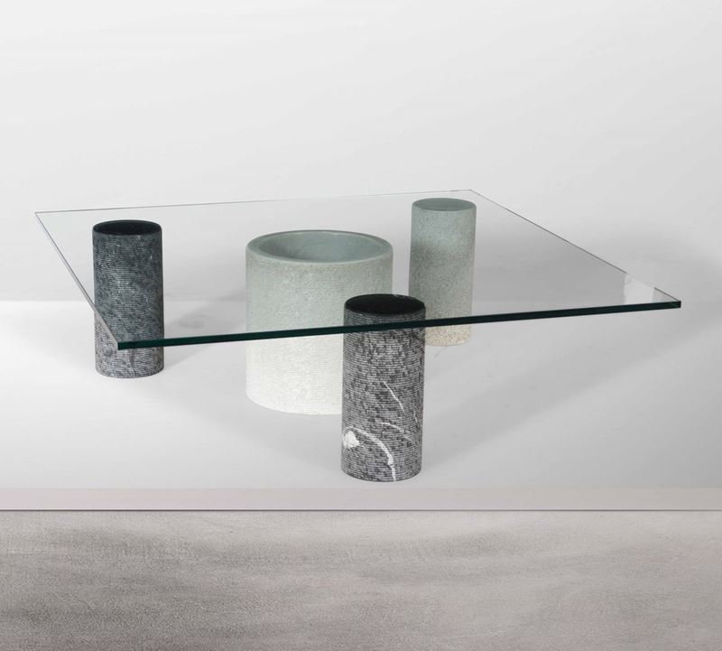 Tavolo  basso con sostegni in marmo lavorato.  - Auction Design - Cambi Casa d'Aste