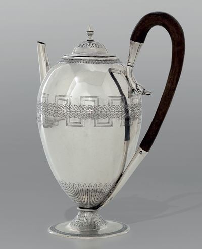 Importante Caffettiera Neoclassica in Argento Fuso, Sbalzato e Cesellato, Manico in Legno Ebanizz...