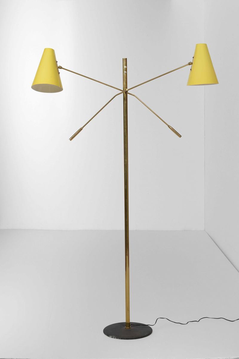 Lampada da terra con struttura in ottone, bracci orientabili e riflettori in plexiglass.  - Auction Design - Cambi Casa d'Aste
