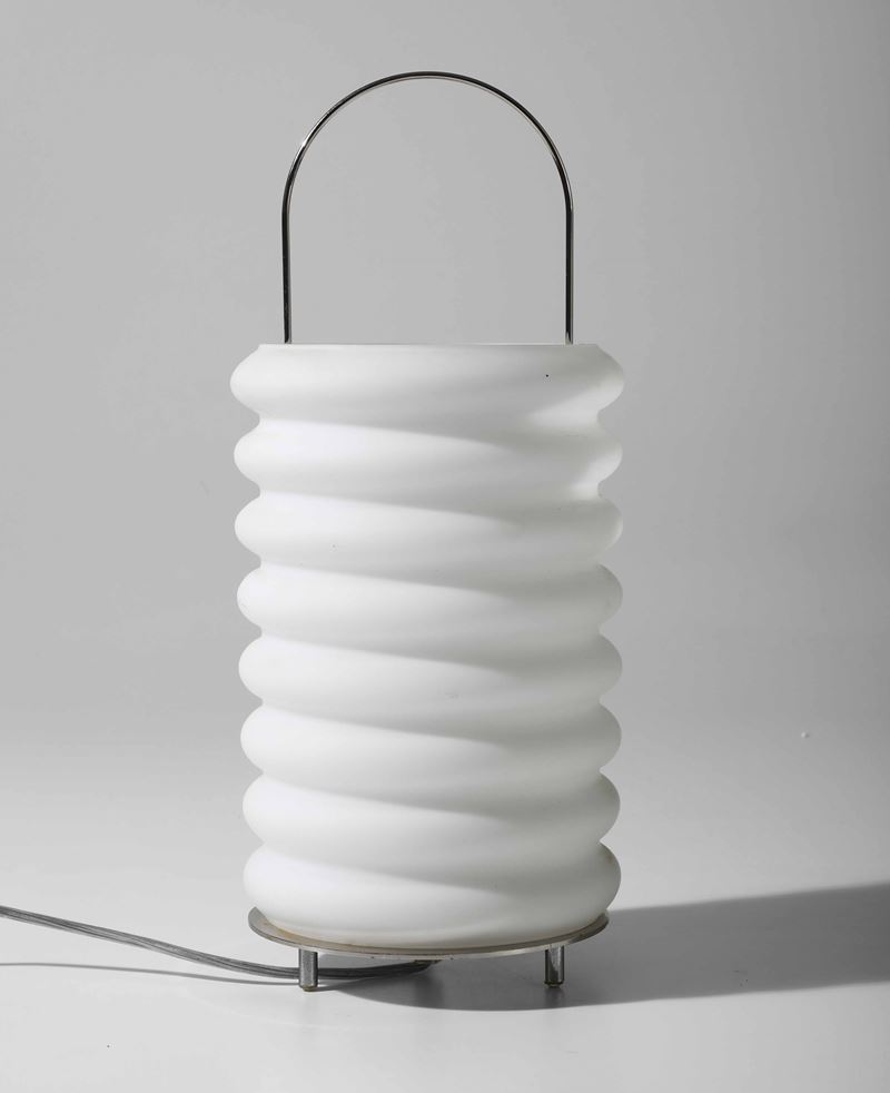 Lampada da tavolo con struttura in metallo cromato e diffusore in vetro opalino.  - Asta Design Lab - Cambi Casa d'Aste