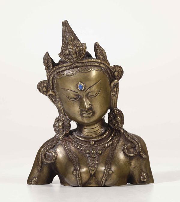 Busto di Amitaya in bronzo con innesti di pietre dure, Cina, inizio XX secolo