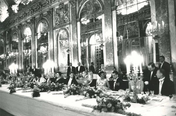Cena storica: Nella galleria degli specchi della Reggia di Versailles, il Presidente e la Signora de  [..]