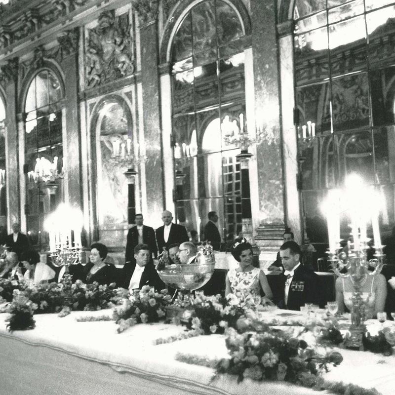 Cornell Capa - Cena Storica: nella Galleria degli Specchi della Reggia di Versailles, il Presiden...