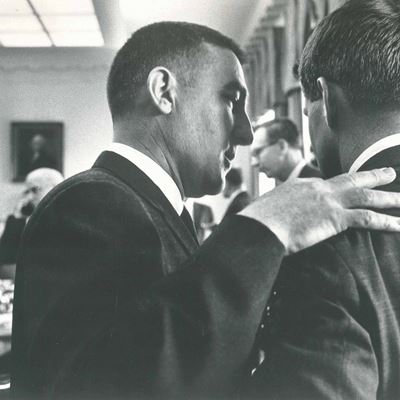 Il Segretario degli Interni Stewart Udall Parla con il Procuratore Generale Robert Kennedy